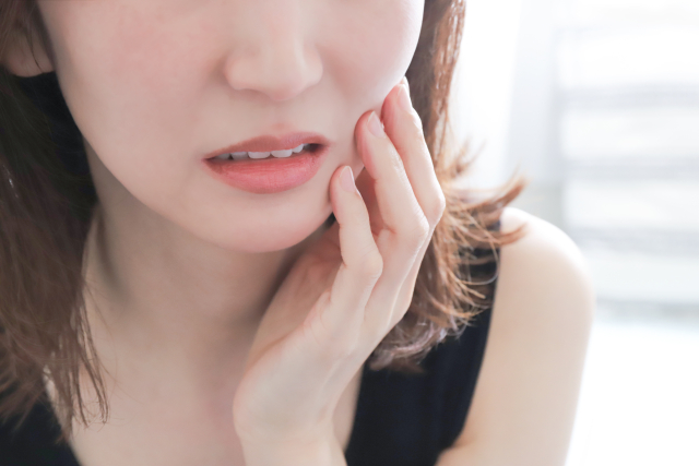 歯が痛い女性
